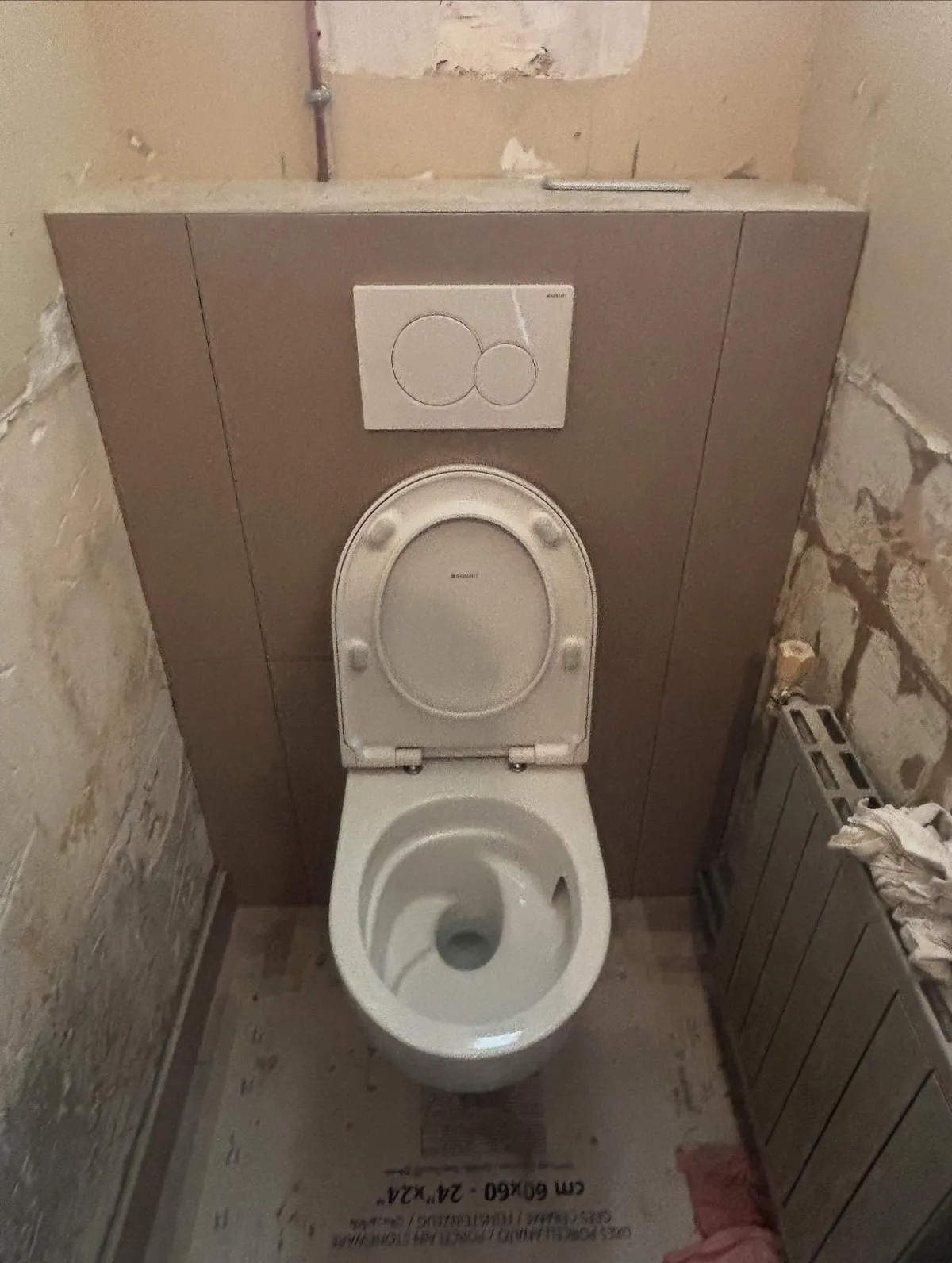 Pose d'un bâti et cuvette suspendue
