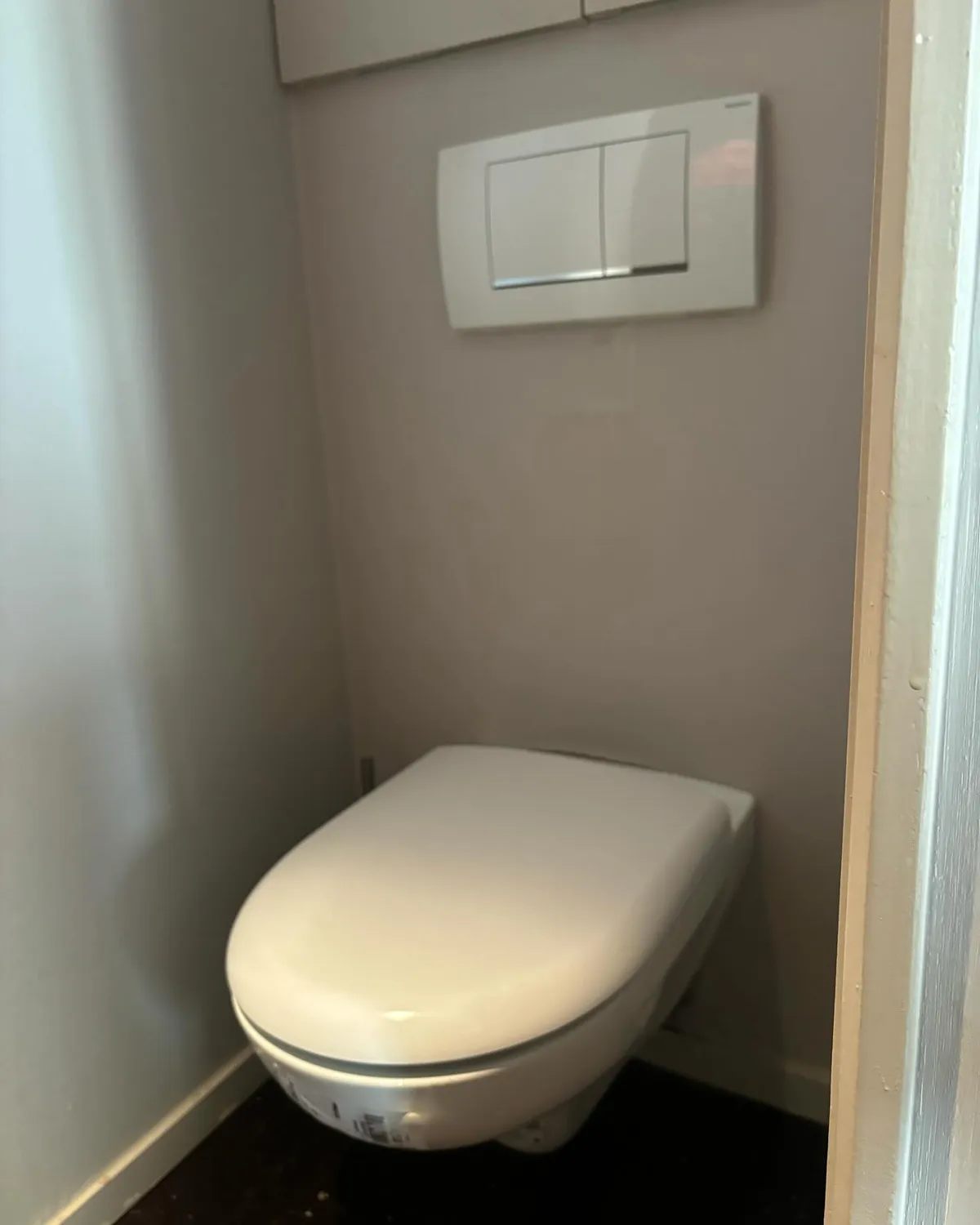 Installation d'une cuvette WC